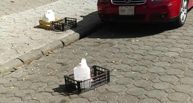 Franeleros continúan apartando lugares en calles del CH y San José