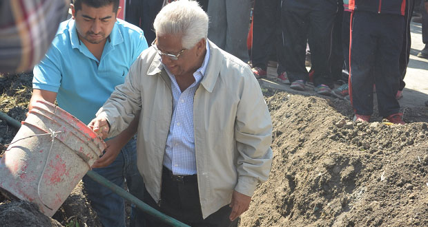 Inician obras para cancha y sanitarios en 2 primarias de Chietla