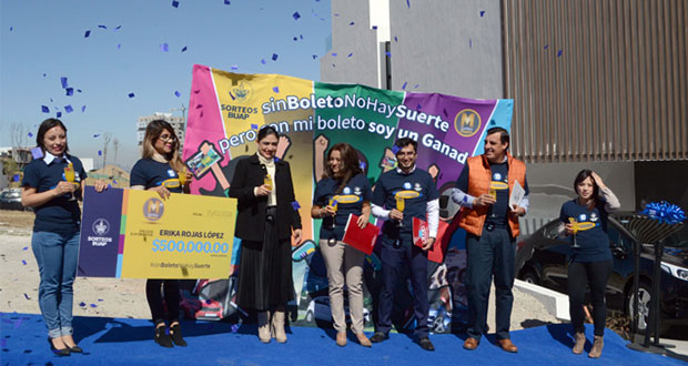 Entregan casa y camioneta a ganadora del 18 Magno Sorteo BUAP