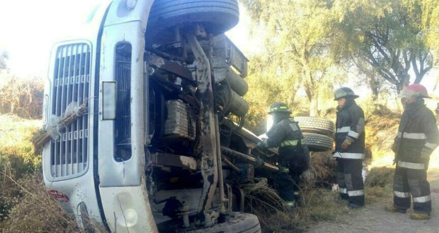 Bomberos controlan fuga de gas registrada en pipa de Texmelucan