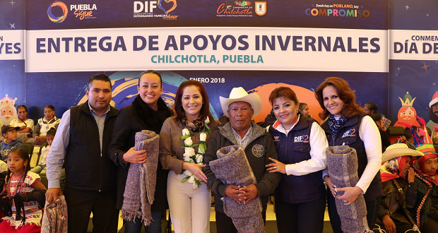 Sedif entrega apoyos invernales a adultos mayores de Chilchotla