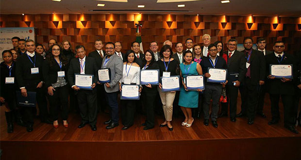 Reconocen a 3 docentes poblanos por implementar prácticas innovadores