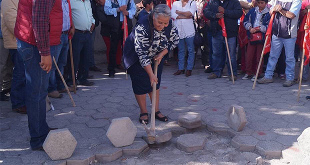 Inician rehabilitación de adoquinamiento en calle de Tepeyahualco