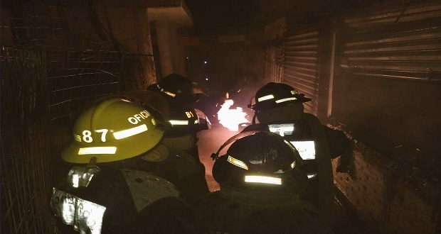 Bomberos sofocan incendio al interior del mercado Unión