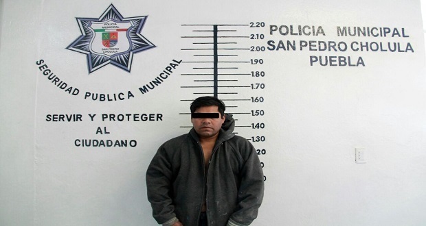 Policías municipales de San Pedro Cholula detienen a dos por agredir a hombre