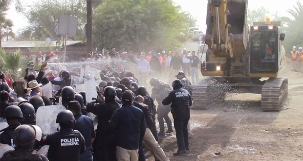 Policías de Mexicali y opositores a cervecera se enfrentan