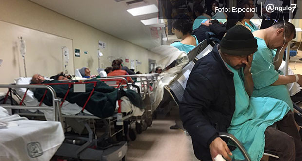 Al menos siete pacientes visten batas de hospital y están sentados en el área de espera.