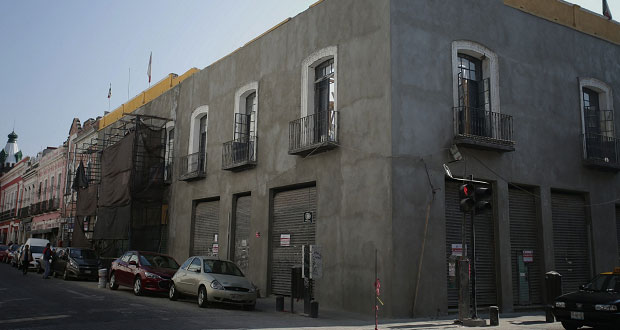 Colapsa techo de edificio y muere trabajador. Foto: EsImagen
