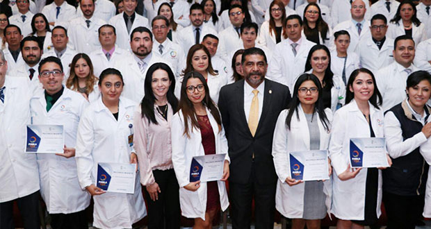 Culminan especialidad 132 médicos