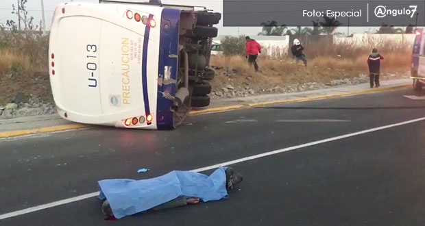 Una unidad de la ruta Periférico se volcó a la altura del Hospital General de Cholula provocando la muerte de una persona y 11 más heridas. Foto: Especial