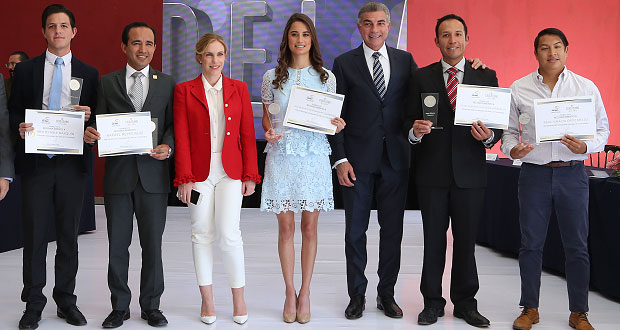 Gali reconoce a 5 poblanos como ciudadanos del año