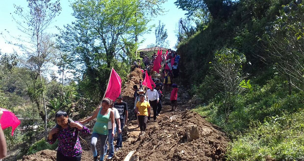 Inician pavimentación de calle principal en municipio de Tlaola