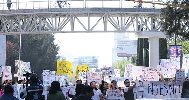 El rector Fernando Fernández Font encabezó el contingente y señaló que mirar a las mujeres "lascivamente" no es normal. Foto: Ramón Sienra/EsImagen