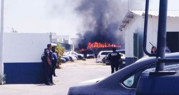 Bomberos apagan incendio en corralón de la Ssptm en Rancho Colorado