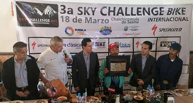 Entregan reconocimiento a ciclista de 57 años por 2° lugar en carrera