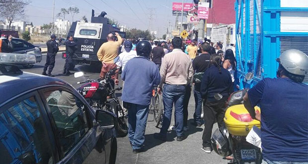 Tras robo y detención de colono, vecinos cierran Las Torres y voltean auto