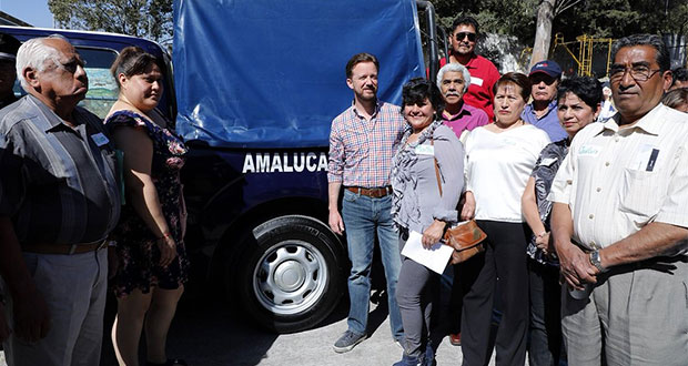 Luis Banck entregó patrulla equipada a vecinos de Amalucan