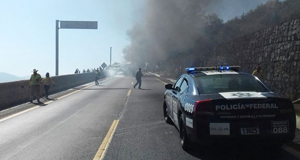 Cierran autopista Puebla-Veracruz por volcadura de tráiler