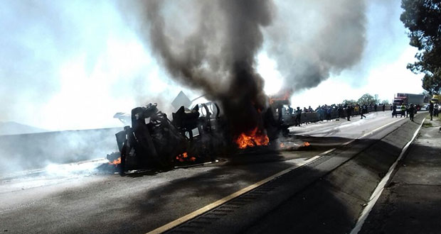 Cierran autopista Puebla-Veracruz por volcadura de tráiler