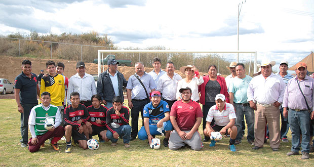 Destacan construcción de campo deportivo en Temoxtitla