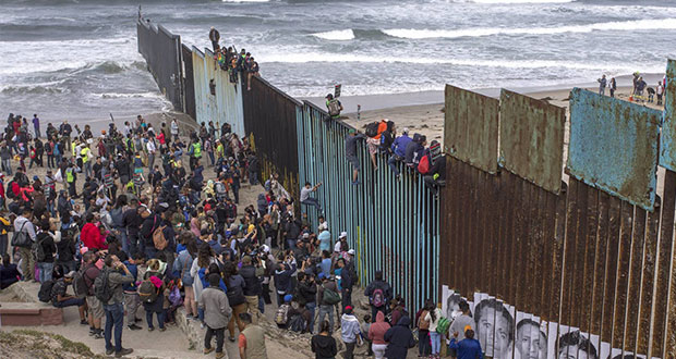 Caravana de migrantes llega a frontera con EU para pedir asilo