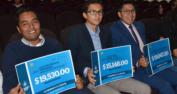 Entregan bonos a alumnos que colaboraron en Sorteo BUAP 2017