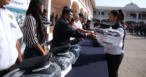 Gobierno de Ocoyucan entrega uniformes nuevos a policías