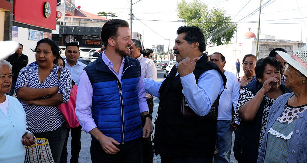 Supervisan pavimentación de calle en colonia Santa Cruz Buenavista