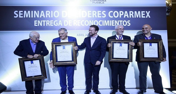 Banck reconoce como “Poblano Distinguido” a expresidentes de Coparmex