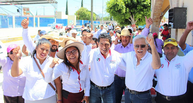 Campesinos de Cacaloapan apoyan a antorchista Lisandro Campos