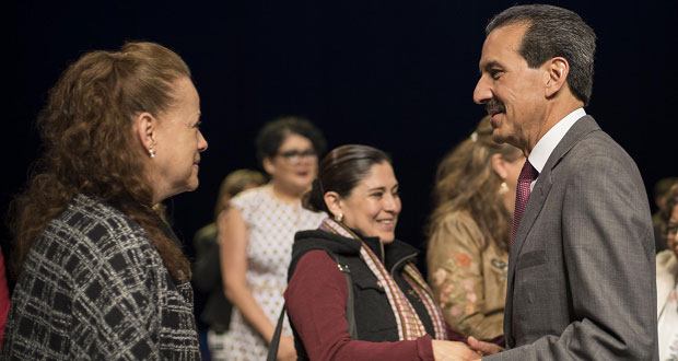 reconoce en su día a más de 3 mil universitarias que son mamás