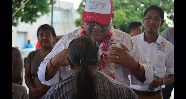 Nibardo Hernández expone propuestas en San Lucas Tejaluca