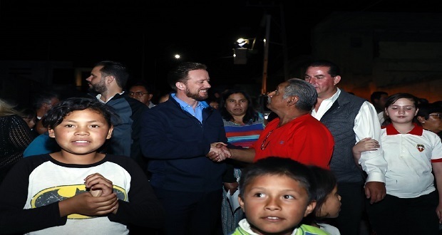 Luis Banck inspecciona instalación de luminarias en Xilontzoni