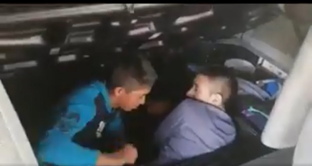 Detienen a conductor de tráiler en la Puebla-Orizaba con 3 migrantes