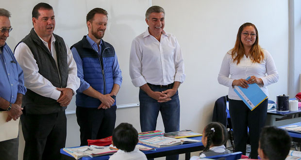 Gali y Banck recorren nueva edificio de primaria Vicente Guerrero