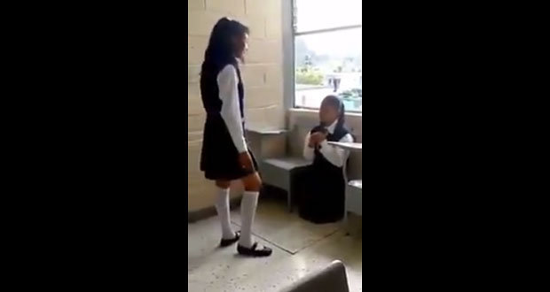 Alumna de Huauchinango humilla a otra para que le pida perdón