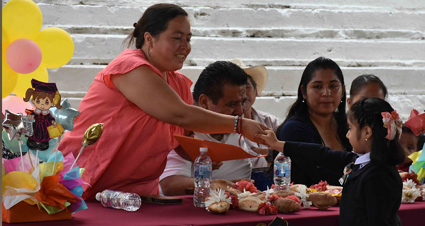 Hernández Pasión mejoró la calidad educativa en Huitzilan: viuda