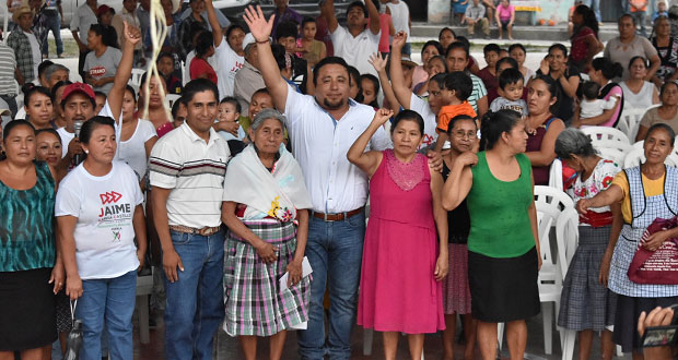 En Chicontla, piden pavimentación de camino a Fernando López