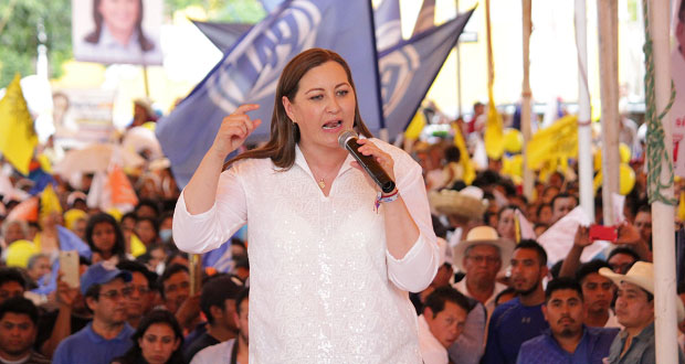 En Acatlán, Martha Erika promete rehabilitar carretera a La Colorada