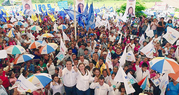 Más pisos firmes y techos dignos para Hueytamalco: Martha Erika