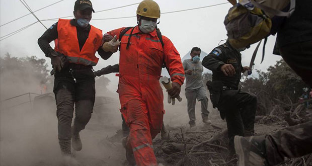 Suman 65 muertos y 46 heridos por erupción de volcán en Guatemala