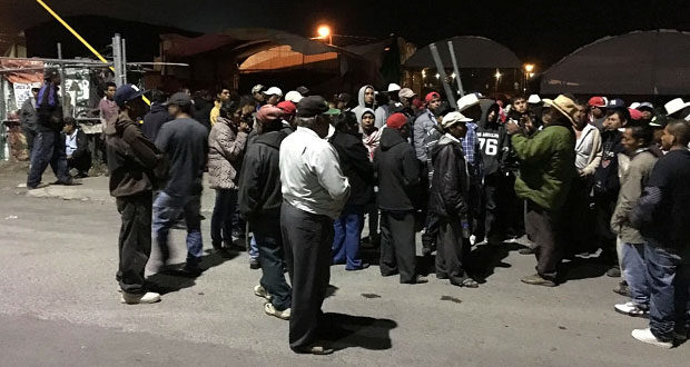 Policías quemaron camión de bomberos en Atlixco, acusan vendedores
