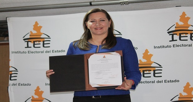 Martha Erika recibe constancia de mayoría resguardada por granaderos en el IEE