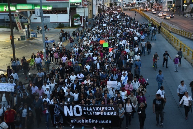 Miles de poblanos se manifiestan en contra de los actos de violencia y violaciones el día de la jornada electoral, bajo la consigna de fraude