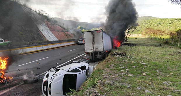 En Autopista del Sol, tráiler descarrila y choca 7 autos