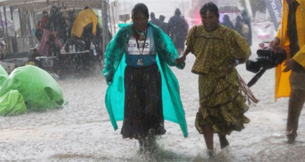 En medio de la lluvia, rarámuri gana segundo lugar en maratón