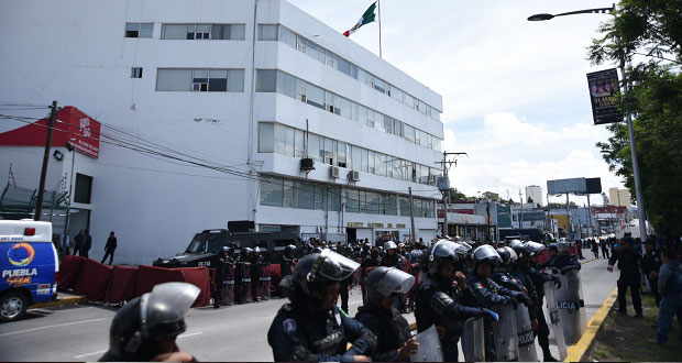 Recepción de acta por mayoría de votos como gobernadora electa, Martha Erika Alonso.