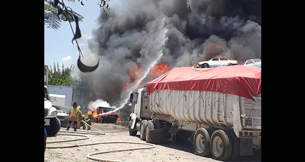 En 4 horas, incendio en corralón de Tehuacán quema 200 autos