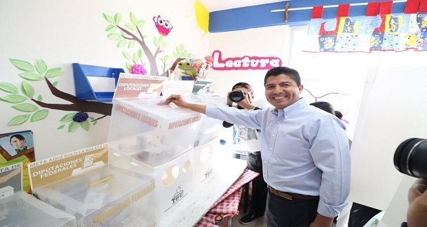 Eduardo Rivera pide a poblanos votar por quien consideren mejor opción