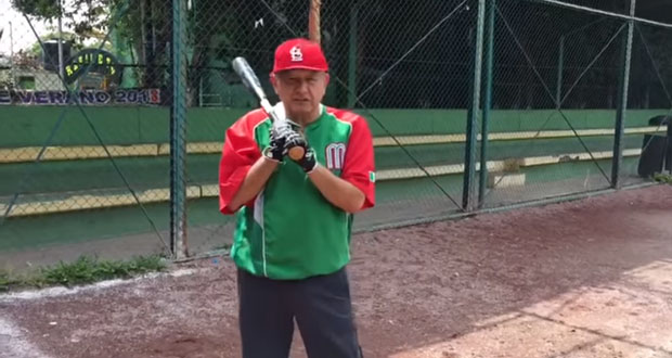 AMLO se escapa a batear y promete impulsar beisbol con escuelas